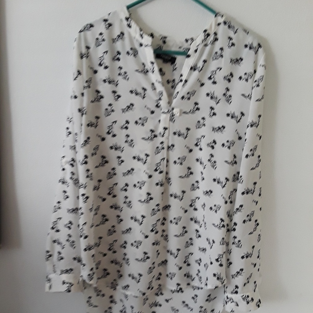 Una blusa de mangas largaen buenas condiciones